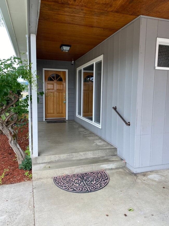 1642 NW Almond Ave in Roseburg, OR - Building Photo - Building Photo