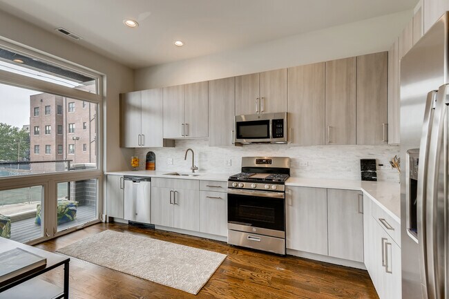 2351 W North Ave, Unit 4e in Chicago, IL - Foto de edificio - Building Photo