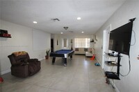 163 W 49th St in Hialeah, FL - Foto de edificio - Building Photo