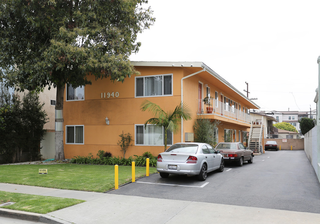 11940 Avon Way in Los Angeles, CA - Building Photo