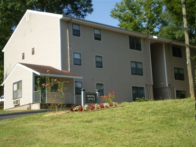 Hilltop Apartments in Hickory, NC - Building Photo - Building Photo