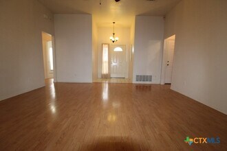 5211 James Loop in Killeen, TX - Foto de edificio - Building Photo
