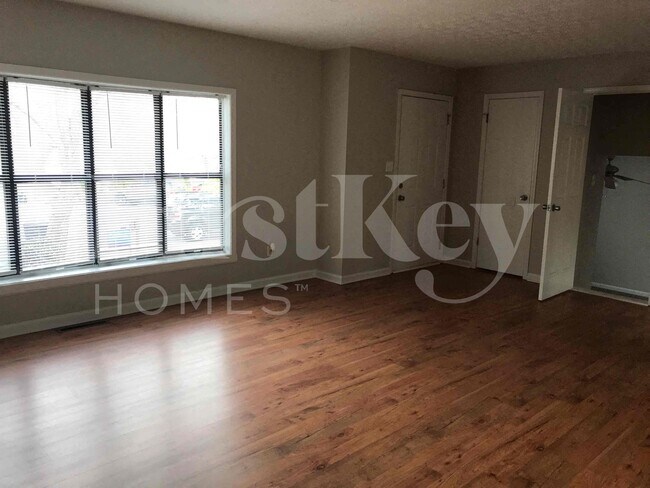 1006 Hicksmil Ct SW in Marietta, GA - Foto de edificio - Building Photo