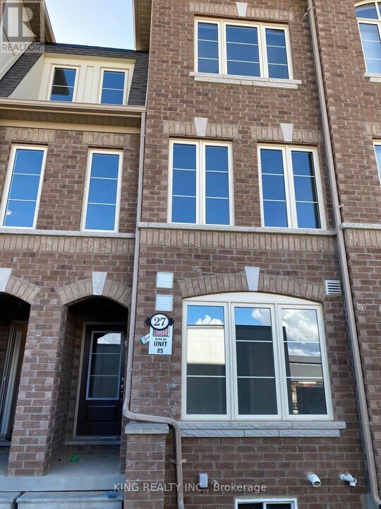 27 Finegan Cir in Brampton, ON - Building Photo