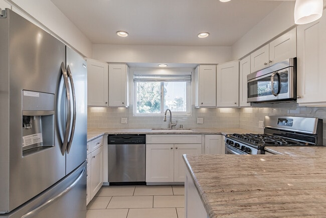 851 Cypress Ave, Unit A in Hermosa Beach, CA - Building Photo - Building Photo