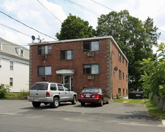 12 W Walnut St in Milford, MA - Foto de edificio - Building Photo