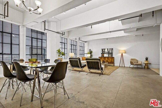 746 S Los Angeles St in Los Angeles, CA - Foto de edificio - Building Photo