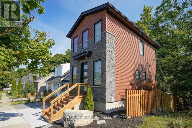 6 Henrietta St in St Catharines, ON - Building Photo - Building Photo