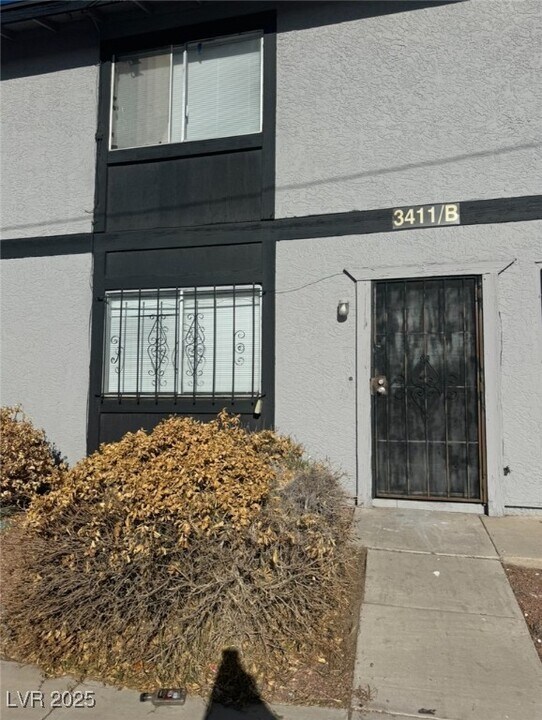 3411 Civic Center Dr in North Las Vegas, NV - Building Photo