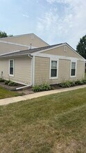 306 Russet Way in Vernon Hills, IL - Building Photo - Building Photo