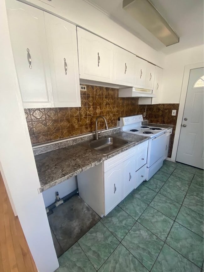 27 Van Wagoner Ave in Clifton, NJ - Foto de edificio - Building Photo