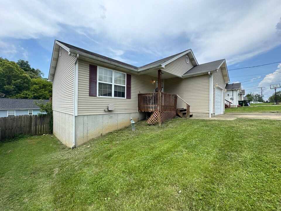 737 Andra Dr in Radcliff, KY - Building Photo