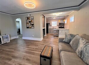 6439 Chestnut Ave in Kansas City, MO - Foto de edificio - Building Photo