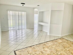 14232 SW 163rd St in Miami, FL - Foto de edificio - Building Photo