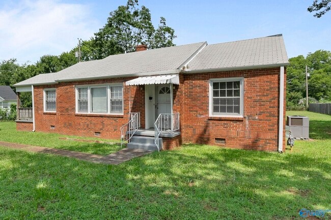 2305 Andrew Jackson Way NE in Huntsville, AL - Building Photo - Building Photo
