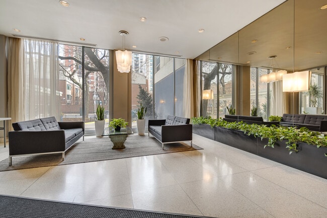 1255 N Sandburg Terrace in Chicago, IL - Building Photo - Building Photo