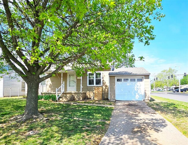 property at 2201 Doris Ave