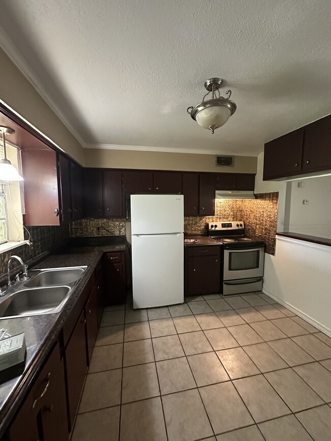351 Veltri St in Beeville, TX - Building Photo - Building Photo