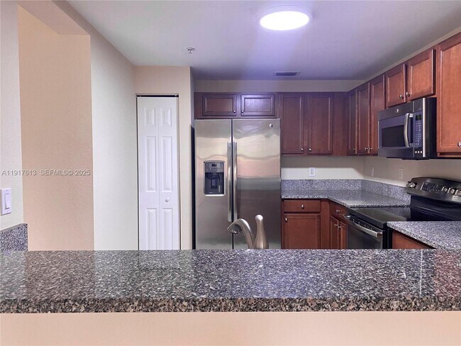 8740 NW 97th Ave in Doral, FL - Foto de edificio - Building Photo