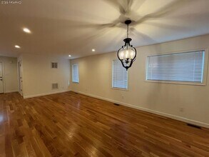 56 Ashwood Rd in Port Washington, NY - Building Photo - Building Photo