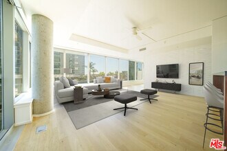 1155 S Grand Ave in Los Angeles, CA - Foto de edificio - Building Photo