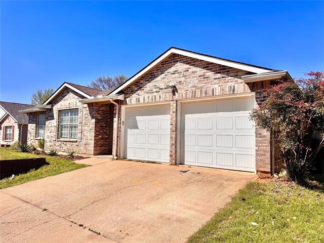 201 Yosemite Dr in Mansfield, TX - Foto de edificio - Building Photo