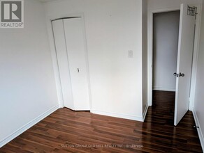 132-132 Surbray Grove in Mississauga, ON - Building Photo - Building Photo