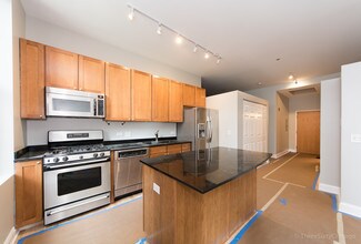 208 W Washington St in Chicago, IL - Foto de edificio - Building Photo