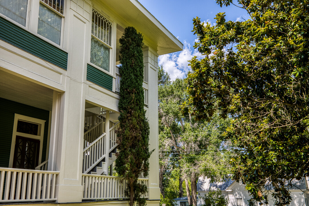 1002 S Day St in Brenham, TX - Building Photo