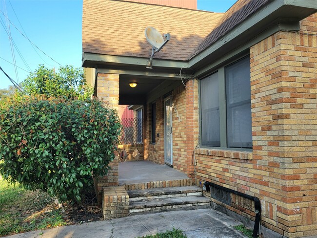 property at 2811 Chenevert St