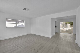 4964 NW 48th Way in Tamarac, FL - Foto de edificio - Building Photo