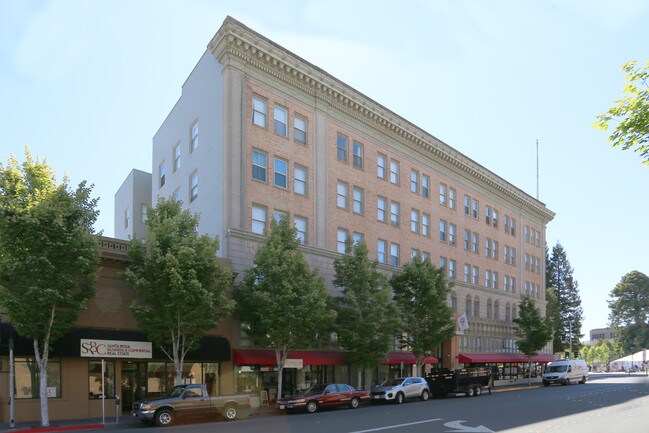 300-314 Mendocino Ave in Santa Rosa, CA - Foto de edificio - Building Photo