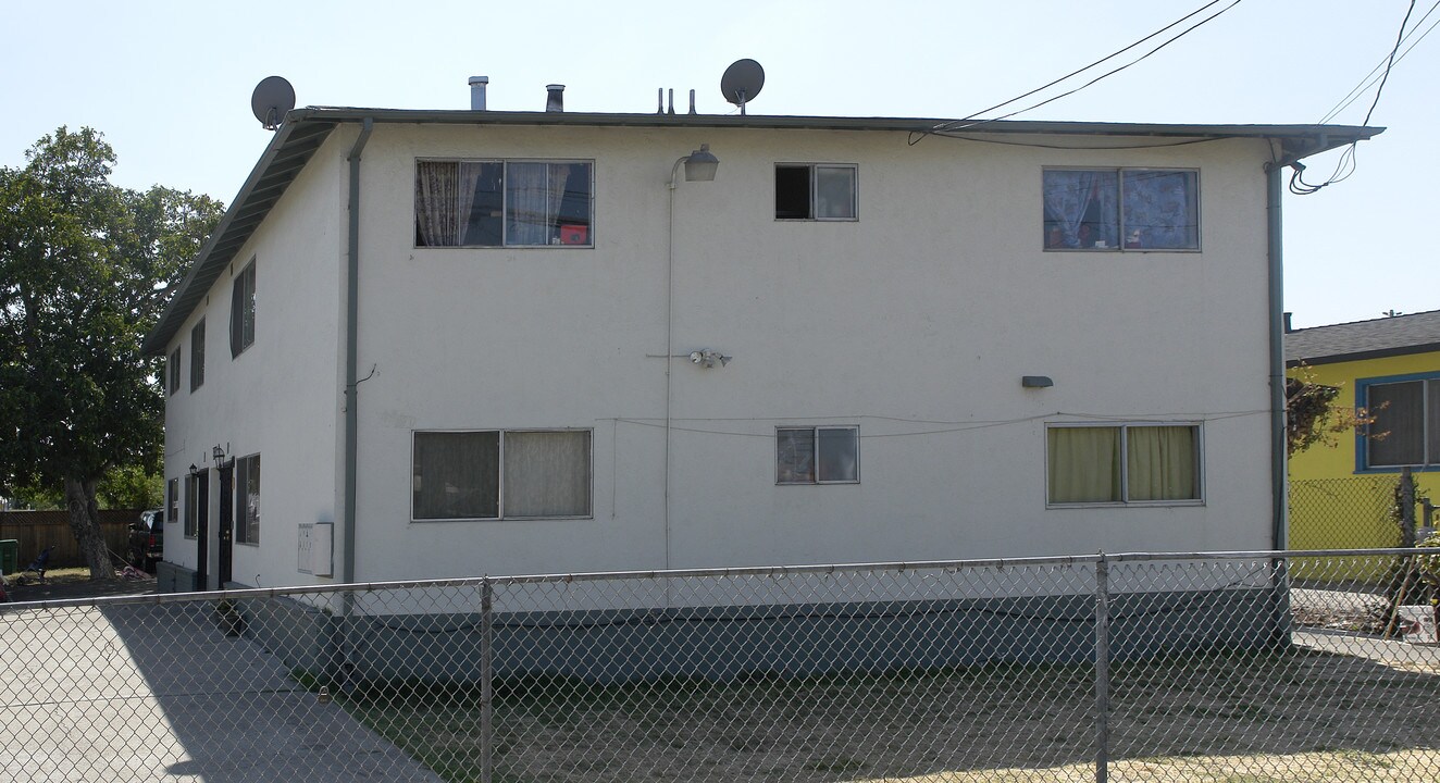 9211 B St in Oakland, CA - Building Photo