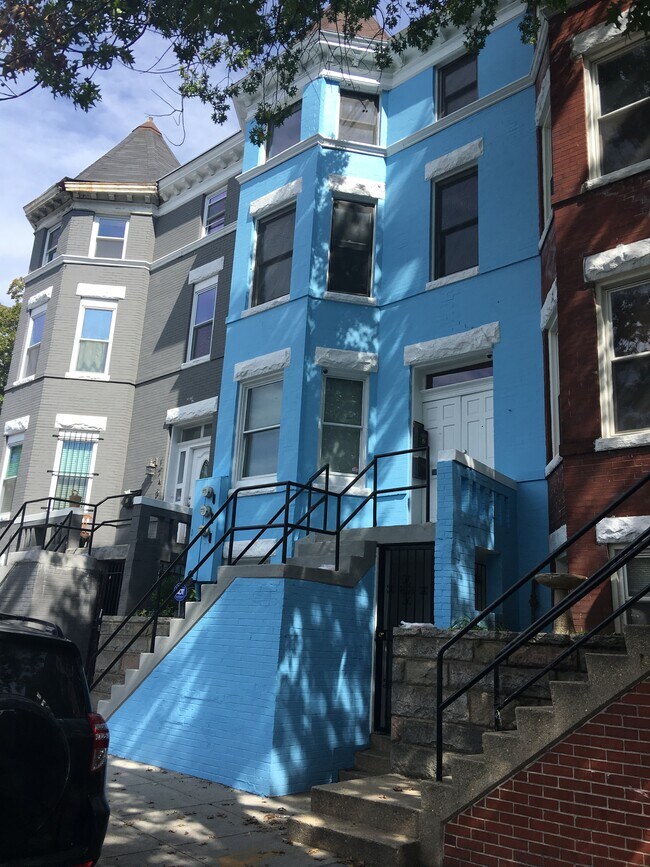 1743 N Capitol St NE, Unit 2 in Washington, DC - Foto de edificio - Building Photo