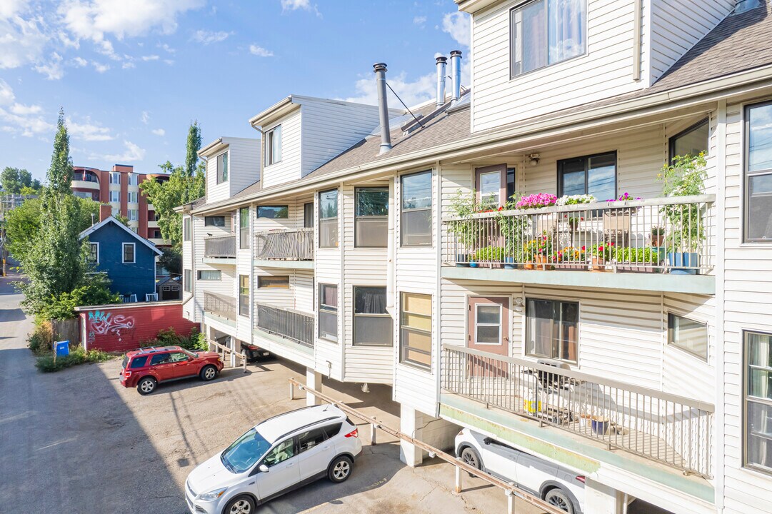 2214 14a St SW in Calgary, AB - Building Photo