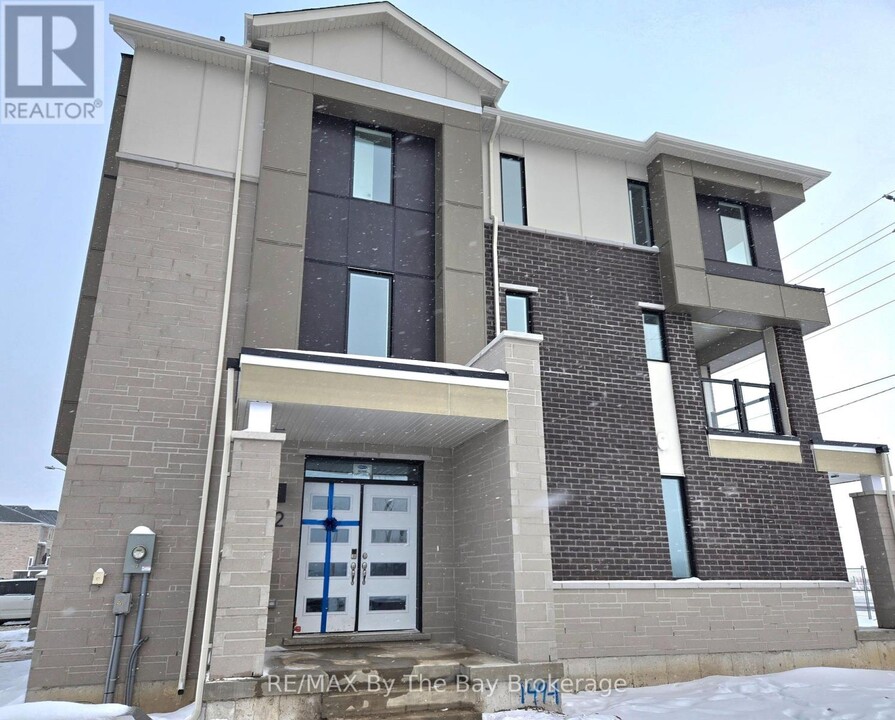 2 Pearson Ln in Barrie, ON - Building Photo