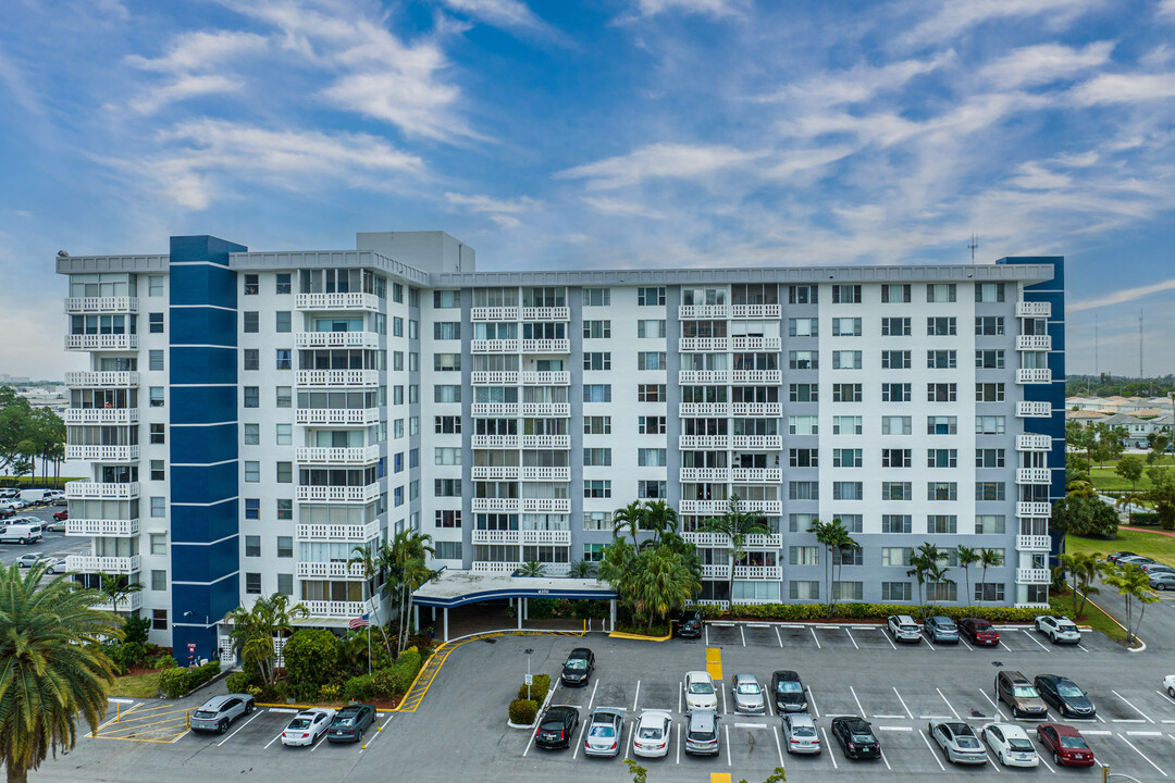 Hillcrest East Building 22 in Hollywood, FL - Building Photo