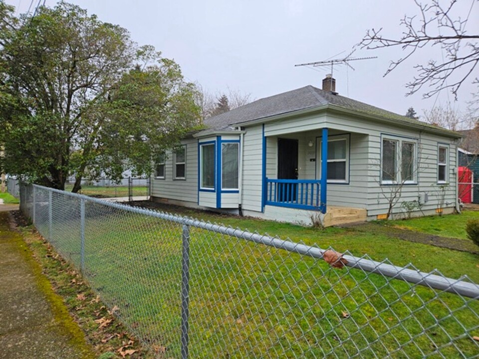 2085 Berry St SE in Salem, OR - Building Photo