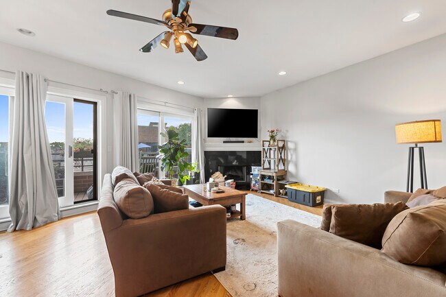 921 N Damen Ave, Unit 3 in Chicago, IL - Building Photo - Building Photo