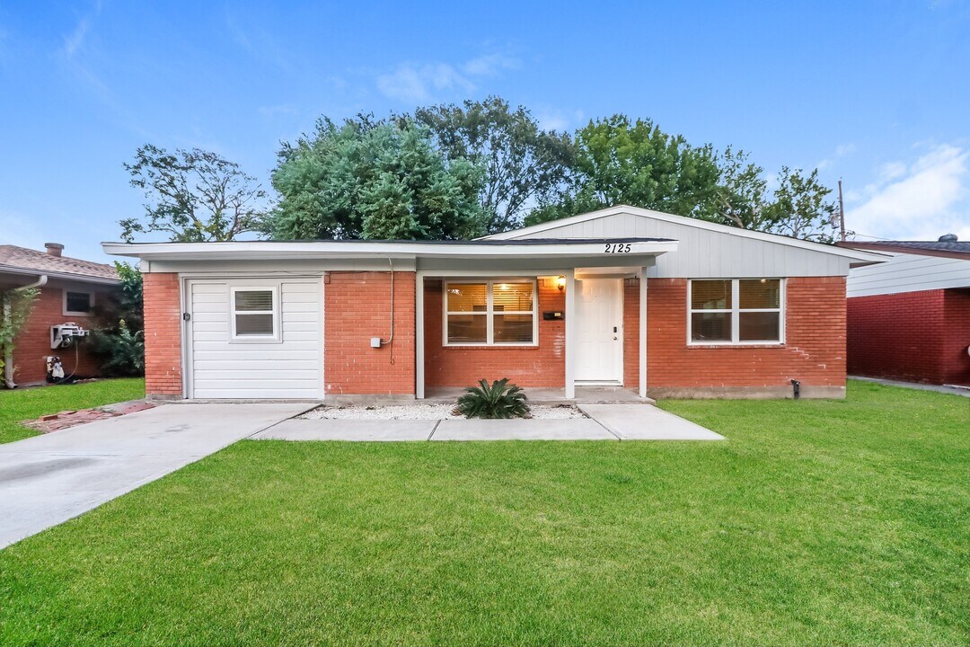 2125 Dewberry Ln in Pasadena, TX - Building Photo