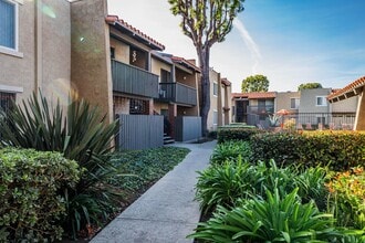 CASA GRANDE APARTMENT HOMES in Cypress, CA - Foto de edificio - Building Photo