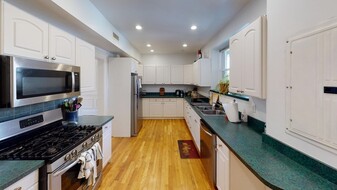 111 University Rd, Unit #114 - 2 Apartamentos