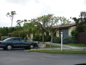 14250-14310 SW 283rd St in Homestead, FL - Foto de edificio - Building Photo