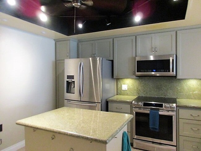 5865 Friars Rd in San Diego, CA - Building Photo - Building Photo