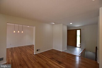 4015 Heathfield Rd in Rockville, MD - Foto de edificio - Building Photo