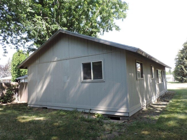 355 W 6th St in Waitsburg, WA - Building Photo - Building Photo