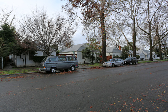 V Street Apartments in Sacramento, CA - Foto de edificio - Building Photo