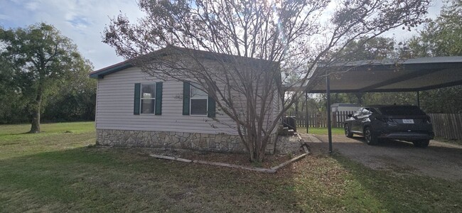 14421 State Hwy 171 in Cresson, TX - Building Photo - Building Photo