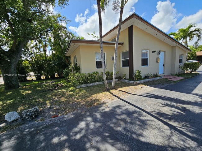 2325 Taylor St in Hollywood, FL - Building Photo - Building Photo