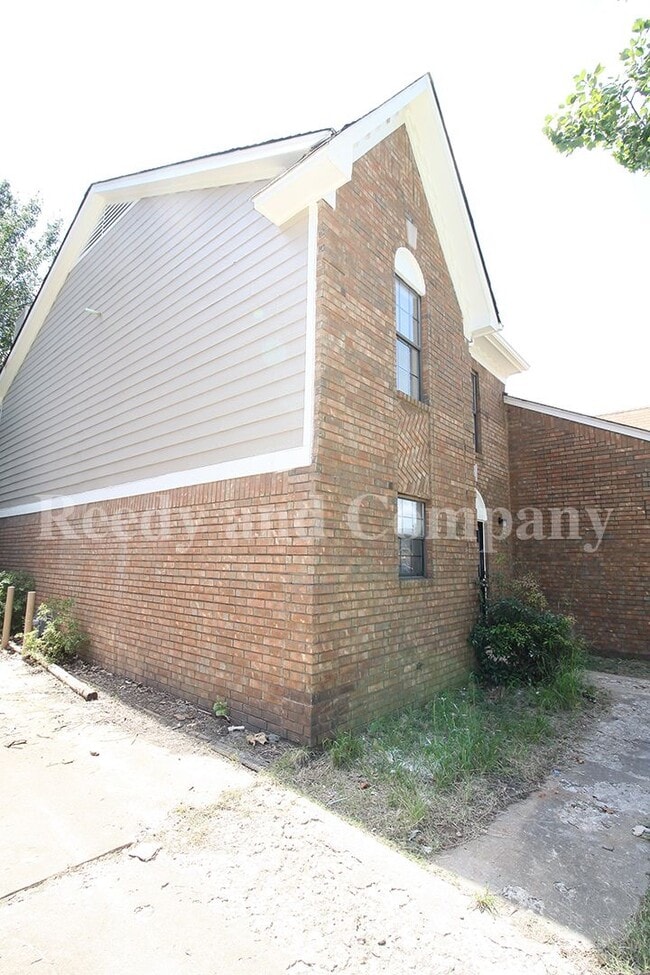 5875 Jardin Pl in Memphis, TN - Building Photo - Building Photo